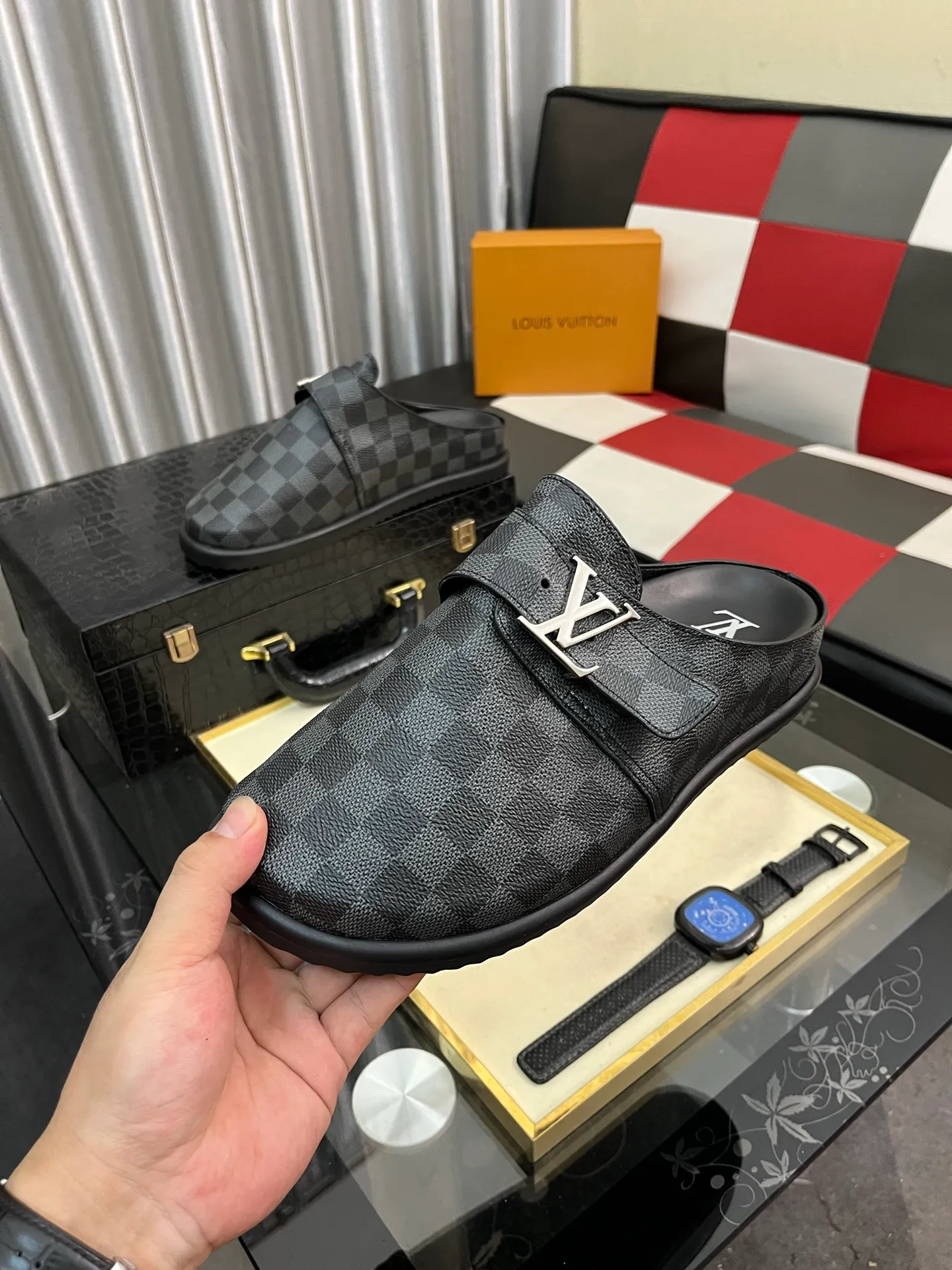 Men's shoes 💰380⌚️⌚️2025 new men's casual sandals and slippers, made of suede cow leather, with Monogram pattern to highlight the trendy style. Adjustable straps illuminated with LV letters, while a resilient insole and micro outsole provide lightweight comfort. Made of suede cow leather with embossed Monogram pattern and brand element metal hardware✅Adjustable straps➕Tough insole‼ ️Micro outsole. Comfortable and easy to wear‼ ️size: 38-443️⃣Colors available